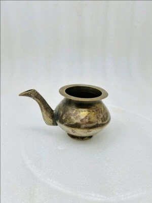 Antigua olla de agua de adoración sagrada de latón tallada a mano templo floral kalash Foto 1 de 4