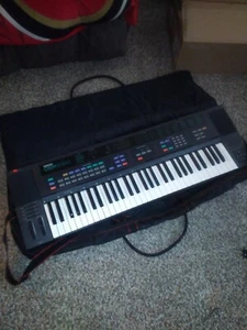 1980's Yamaha DSR-1000 Electronic Keyboard + case - Picture 1 of 11