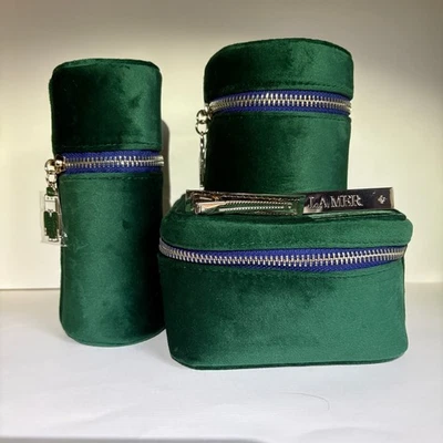 NOVO Conjunto de Viagem La Mer 3 Peças Bolsa de Cosméticos/Maquiagem Veludo Esmeralda Mais 2 Grampos de Cabelo - Imagem 1 de 4