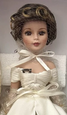 Boneca Ravishing Madam Alexander 14 pol., The Jacqueline Kennedy Bride - Imagem 1 de 4