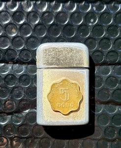 Vintage Ronson Vietnamkrieg Feuerzeug 🇻🇳 5 Đồng Münze Souvenir 60er Jahre Kriegsreliquie - Bild 1 von 9