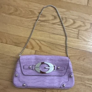 Vintage lila Guess Y2K 90er 2000er Nieten Schultertasche Handtasche Monogramm Kette - Bild 1 von 21