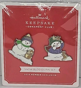 2018 Hallmark KOC Keepsake Snow Buddies 2er Set bemalte Emaille Pins neu - Bild 1 von 4