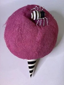 ADORNO ALGODÓN CARAMELO GLITTERVILLE MAGENTA con ARAÑA GRANDE 18" X 13" - Imagen 1 de 10