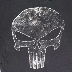 Marvel Punisher Skull Emblem T-Shirt Uomo L Nero Cotone Crew Fumetti Antieroe - Foto 1 di 6