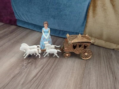Carruaje de plástico de colección Cenicienta para adorno de pasteles, caballos, princesa  Foto 1 de 4