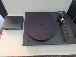 Rega P3-24 Plattenspieler schwarz - OHNE PATRONE - Bild 1 von 9
