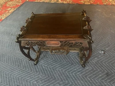 Antigua mesa de curiosidades china hecha a mano de madera de teca Foto 1 de 4