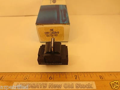 1982/1983 LINCOLN CONTINENTAL WINDOW "SWITCH ASSY". PORTAS DIANTEIRAS OU TRASEIRAS RH OU LH - Imagem 1 de 4