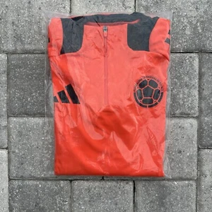 2024-2025 Adidas Kolumbien Fußball 1/4 Reißverschluss Trainingsjacke Größe Medium authentisch - Bild 1 von 5