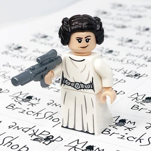 LEGO Star Wars Princess Leia with White Dress, Detailed Belt and Blaster - Picture 1 of 10