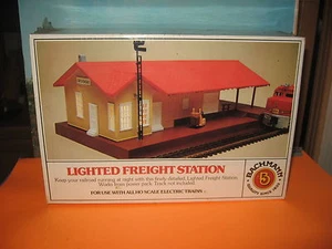 BACHMANN HO SCALE #3014 LIGHTED FREIGHT STATION - Picture 1 of 2