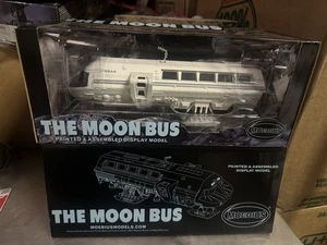 MOEBIUS AUTOBÚS LUNAR PRECONSTRUIDO CON FIGURAS PREACABADAS DE MIEMBROS DE LA TRIPULACIÓN Y FUNDA SELLADA - Imagen 1 de 4