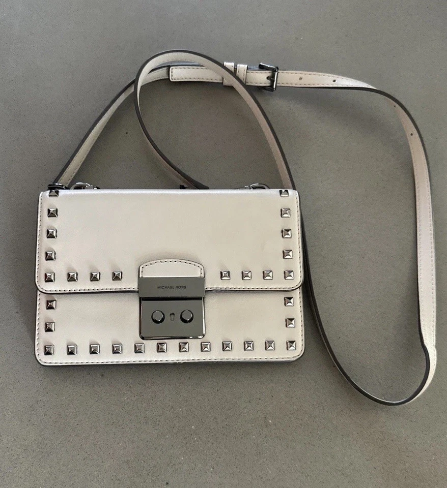 Bolso Bandolera/Cartera Michael Kors Cuero Tachonado - Hermoso Color Neutro  Foto 1 de 4