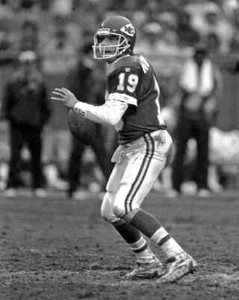 JOE MONTANA 1993 Kansas City Chiefs 8x10 Photo Print - Picture 1 of 1
