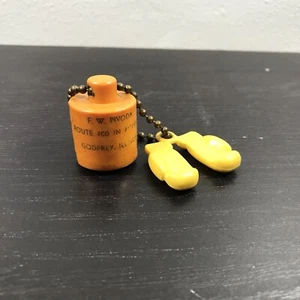 Vintage F.W. Pivoda Schlüsselanhänger Groschenhalter Fäustlinge Melville Godfrey, IL  - Bild 1 von 13