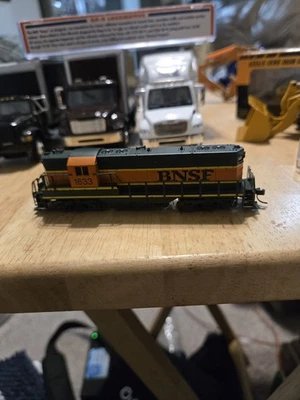 Atlas N Scale BNSF # 1633 GP-9 Ph.2 #48351 - Image 1 of 4