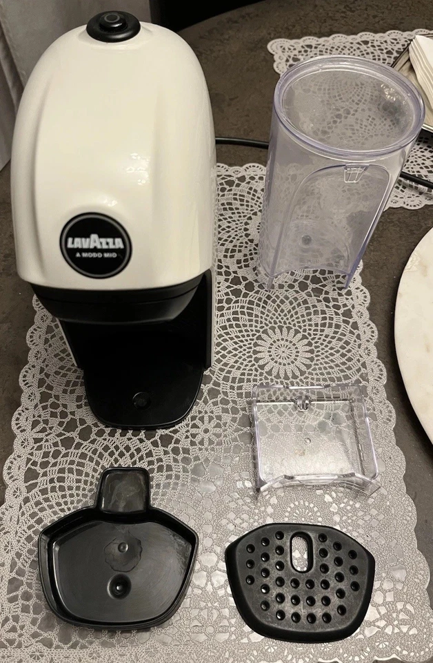 Macchina da caffè Lavazza a Modo Mio Piccola (Crema/Bianco) per ricambi - Immagine 1 di 4