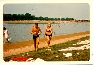 Hübscher Mann & hübsche Frau im öffentlichen Schwimmpark 60er Jahre Vintage Foto - Bild 1 von 2