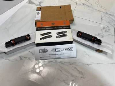 Clavijas de pie Harley Adversary Highway para pasajeros negras y naranjas brillantes OEM Foto 1 de 4