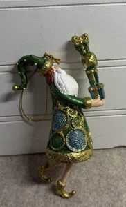 Zauberer hält Kranz & Geschenke grün glitzernd Weihnachtsschmuck handbemalt - Bild 1 von 4