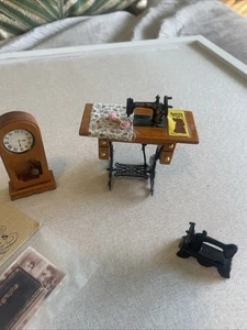 Antike Puppenhaus Möbel Nähzimmer Tisch Zubehör & Uhr Holz Fotos - Bild 1 von 10