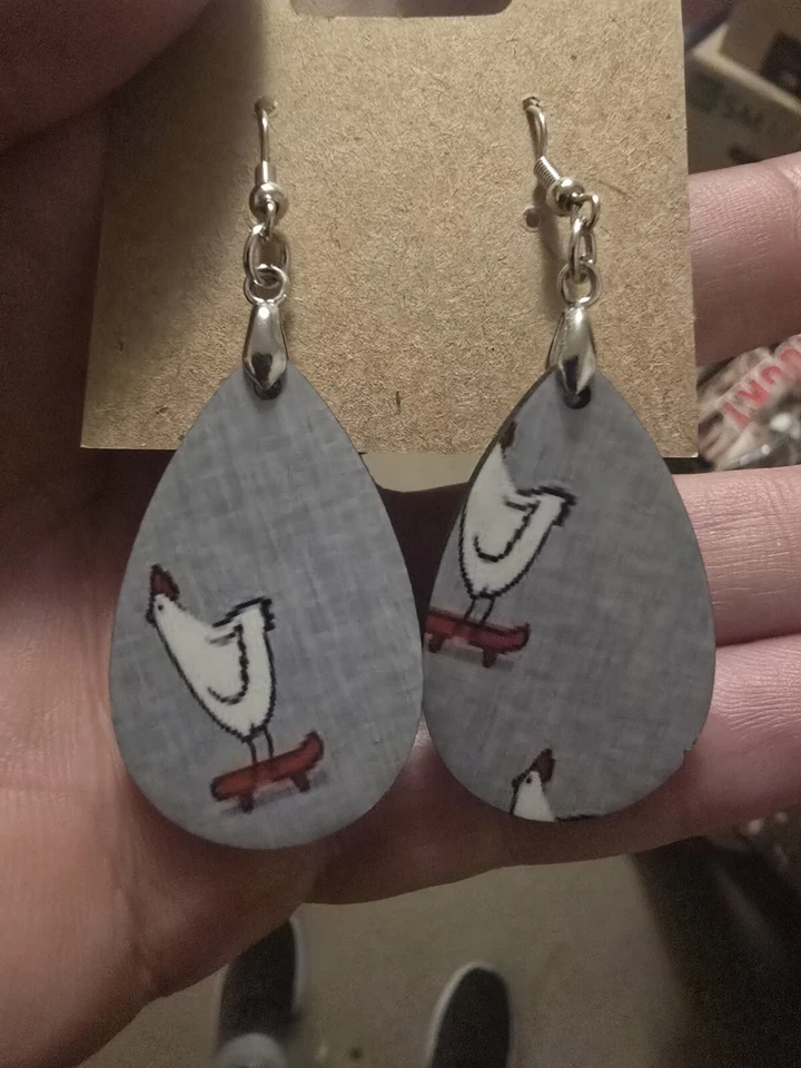 *Sublimados" Pendientes de lágrima de pollo en un monopatín Foto 1 de 1