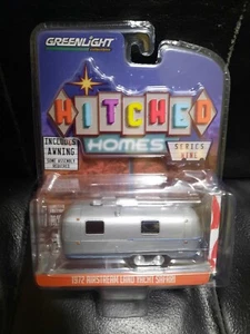 Greenlight Hitched Homes 1/64 1972 Airstream Land Yacht Safari S 9 Silver flag  - Picture 1 of 3