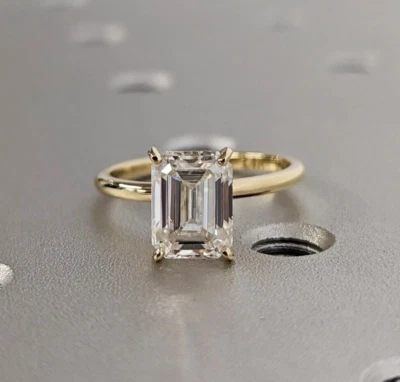 Anel de noivado de moissanita corte esmeralda 1,5 quilates folheado a ouro amarelo 14k - Imagem 1 de 4