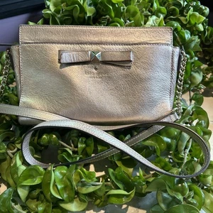 Bolso Bandolera Kate Spade Beacon Court Angélica Metálico Bronce Cuero Lazo - Imagen 1 de 13