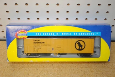 Athearn 7552 GN Great Northern 50' Smooth Side Reefer Car HO-Scale - Image 1 of 3