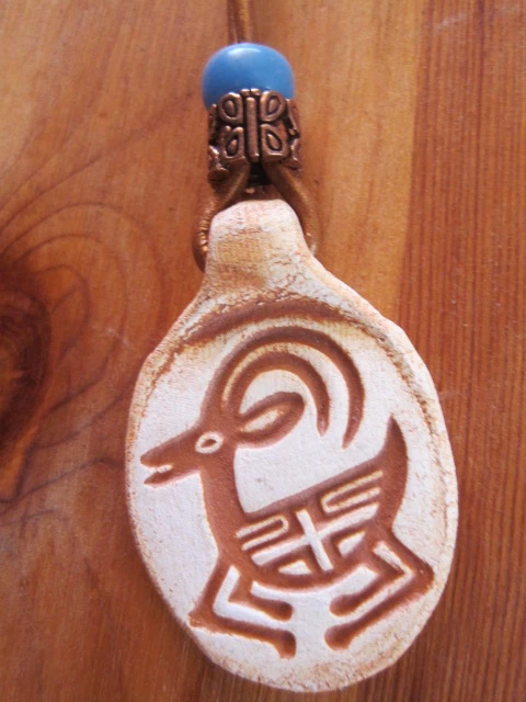 Hecho a mano Cerámica Espíritu cuerno grande oveja colgante collar de cuero con cuentas Foto 1 de 1