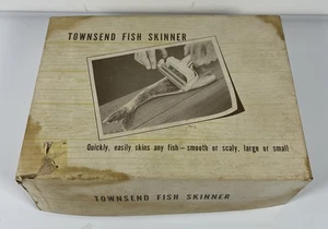 Vintage Townsend Fish Skinner Original Box Des Moines, Iowa - Picture 1 of 6