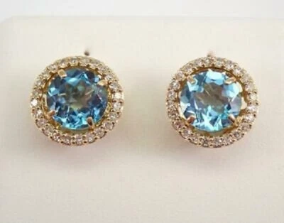 Aretes con halo de topacio azul corte redondo de 3,20 quilates acabado en oro amarillo de 14 quilates Foto 1 de 4