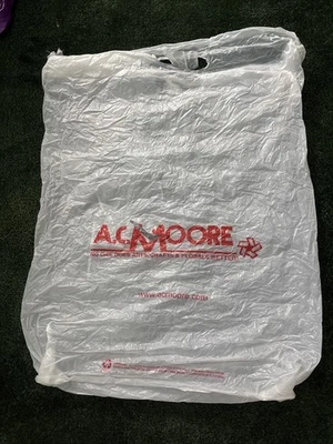 Bolsa de compras de plástico roja vintage de A. C. Moore años 2010 Foto 1 de 4