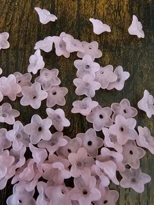 40 pink flower petal acrylic beads for Jewellery. - Picture 1 of 2