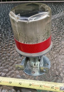 Aervoe 1197 Solar Stroboskop-/Signalleuchte, großes Solarladepanel, rot - Bild 1 von 6
