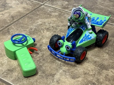 Радиоуправляемый автомобиль Disney Toy Story 4 Buzz Lightyear с турбонаддувом и пультом дистанционного управления - Изображение 1 из 2