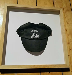 Velosolex Cap Basecap neunziger Jahre im Buchenholzobjektrahmen mit Museumsglas - Bild 1 von 5