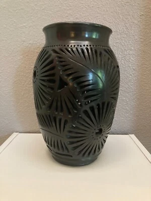 Vaso feito à mão de cerâmica preta 9" com recortes - Imagem 1 de 4