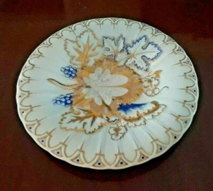 KPM PORZELLAN BLAU & GOLD HANDBEMALT TRAUBENBLATT TELLER, 8 3/4" - Bild 1 von 2
