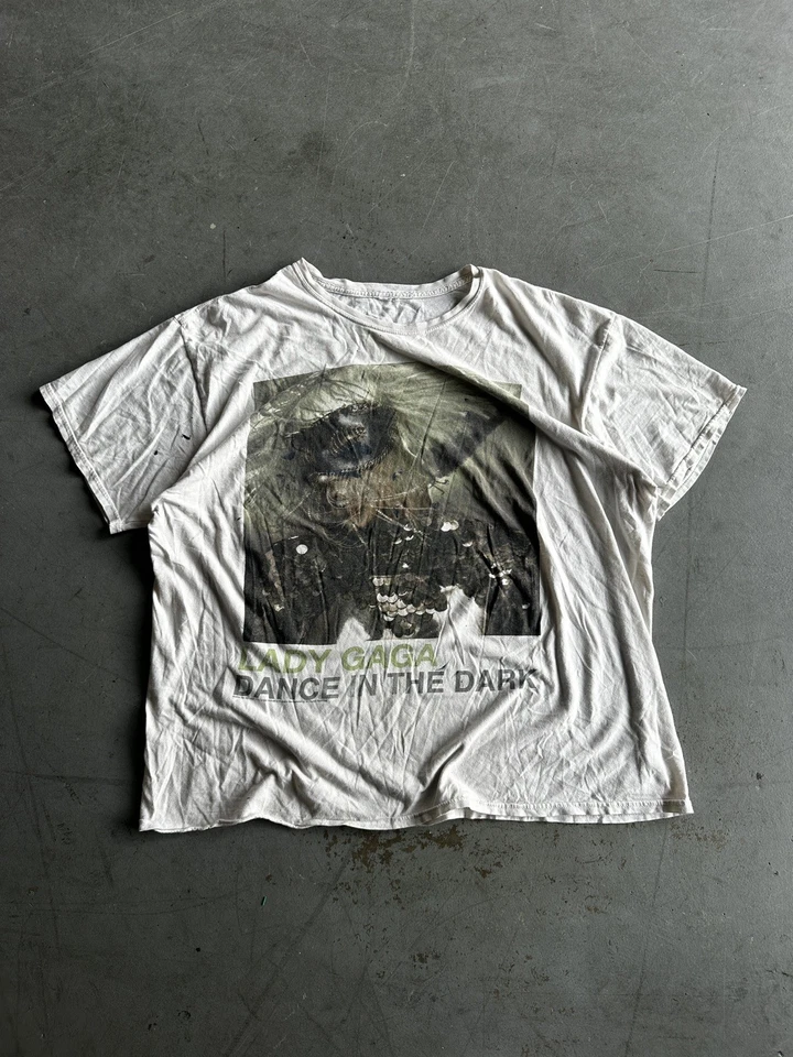 CAMISETA LADY GAGA L 2009 MONSTER BALL TOUR DANÇA NAS CIDADES ESCURAS NAS COSTAS - Imagem 1 de 4