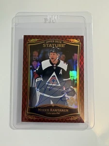 2023 UD Stature Red Parallel On Card Auto #19 Mikko Rantanen /99 Dallas Stars SP - Bild 1 von 4