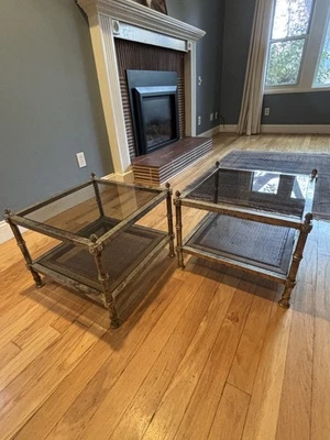 Mesas auxiliares neoclásicas Midcentury Maison Jansen, metal dorado con vidrio y mimbre Foto 1 de 4