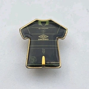 GLASGOW CELTIC VINTAGE KIT PIN BADGE - Picture 1 of 2