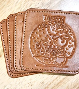 Posavasos de cuero Charlie Brown Navidad, elige color diseño en relieve, juego de 4 - Imagen 1 de 5