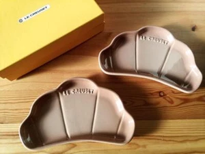 Le creuset Croissant plate Cappuccino color set of 2 NEW in Box 2018 Collection - Picture 1 of 3