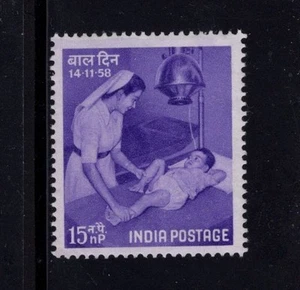 INDIA 1958 Enfermera Pediátrica con Paciente Infantil, Día del Niño MLH Sc 322 SG 419 - Imagen 1 de 1