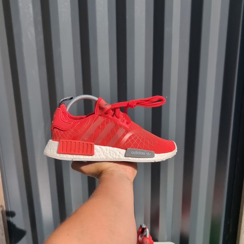 *RARO* UK 6.5 Scarpe da ginnastica Adidas NMD R1 Lush Red White Spider Maze S79385