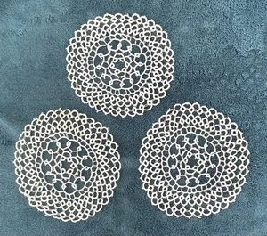 3 PIEZAS TAPETES REDONDOS 100% HECHOS A MANO ENCAJE CRUDO TAPETE ¡HERMOSO! 5 1/4” de diámetro. - Imagen 1 de 5